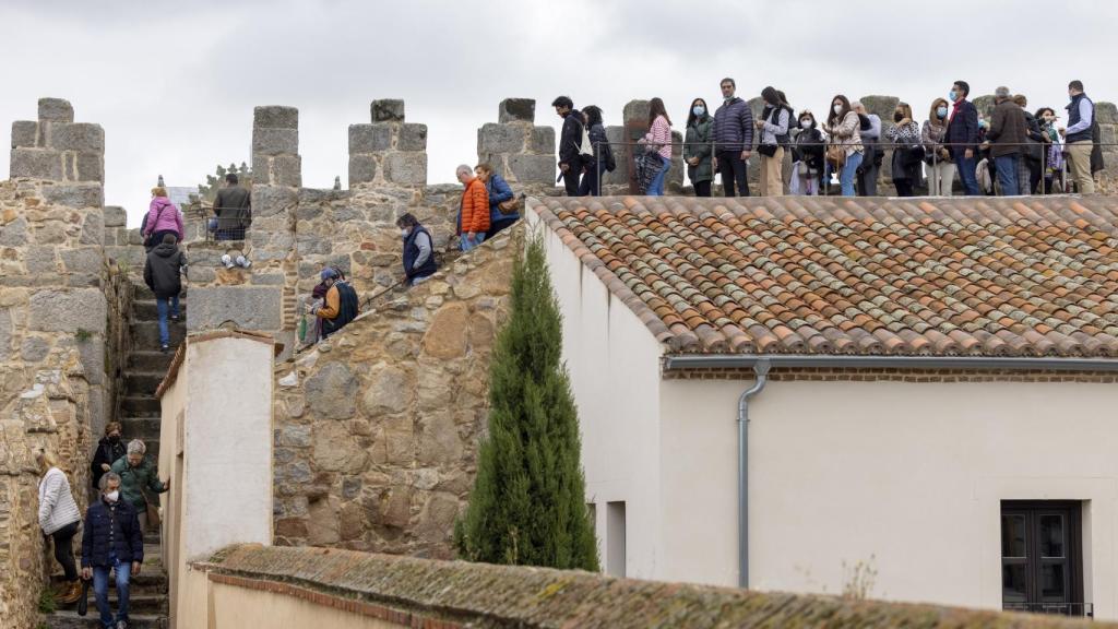 Turistas visitan la muralla de Ávila