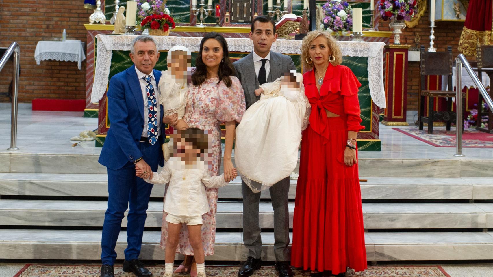 El bautizo de las nietas del millonario empresario 'El Turronero', desde dentro: todos las imágenes