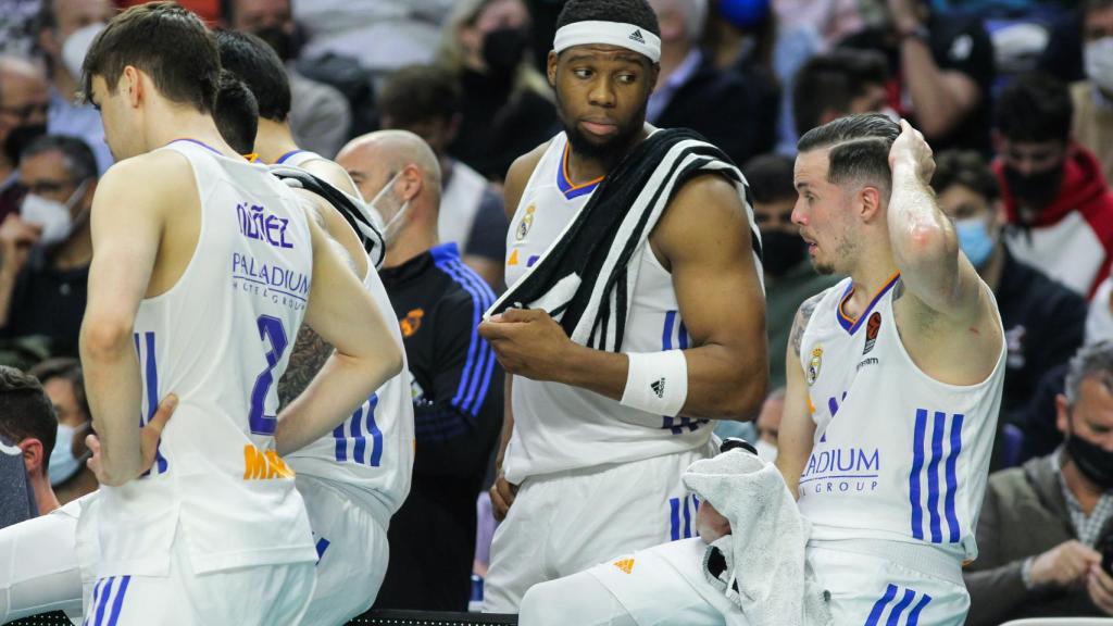 Thomas Heurtel, Guerschon Yabusele y Juan Núñez escuchando una charla técnica de Pablo Laso
