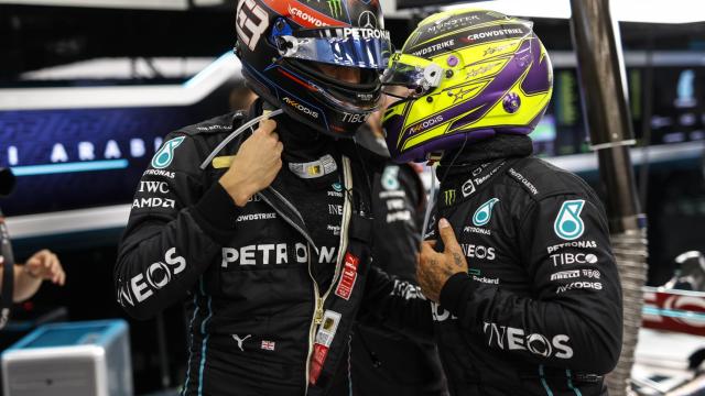 George Russell y Lewis Hamilton hablan en el box de Mercedes en Arabia Saudí