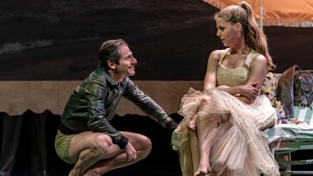 César Camino y Manuela Velasco en 'La bella Dorotea', de Miguel Mihura, en el montaje de Amelia Ochandiano. Foto: José Alberto Puertas