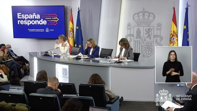 El Gobierno recaudará más 'beneficios caídos del cielo' de las eléctricas y liquidar la retribución a las renovables