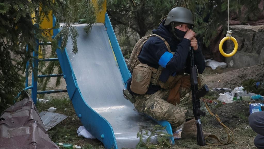 Un soldado de la resistencia ucraniana, apostado en un parque infantil de Kiev.