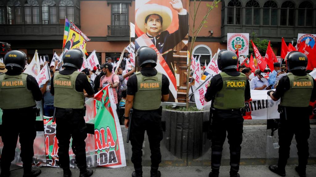 Concentración ante el Congreso de Perú durante el juicio político al presidente Pedro Castillo.
