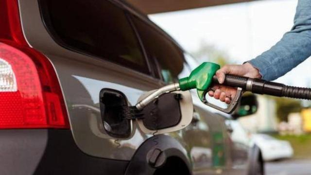 Una persona repostando.