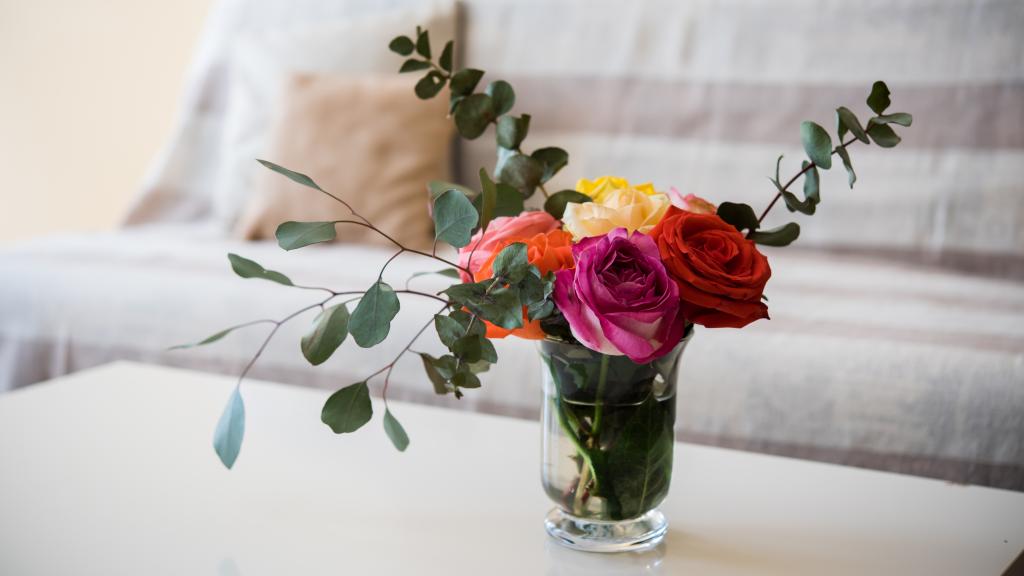 Rosas en jarrón de cristal.
