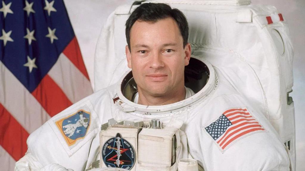Miguel López Alegría, posando para la NASA.