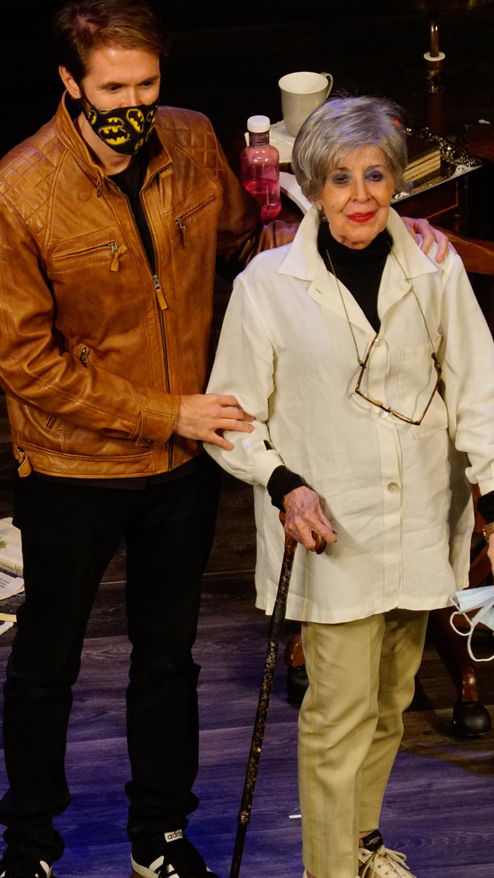 La veterana artista junto a su hijo, Manuel Martínez Velasco, el día de su despedida de los escenarios.