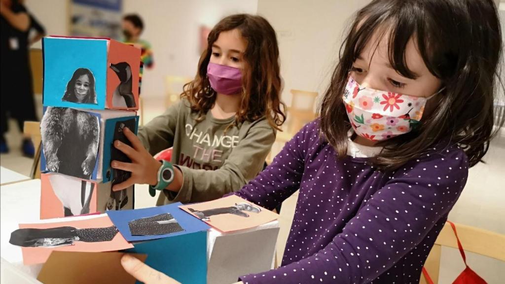 Niños en uno de los talleres de la pinacoteca.