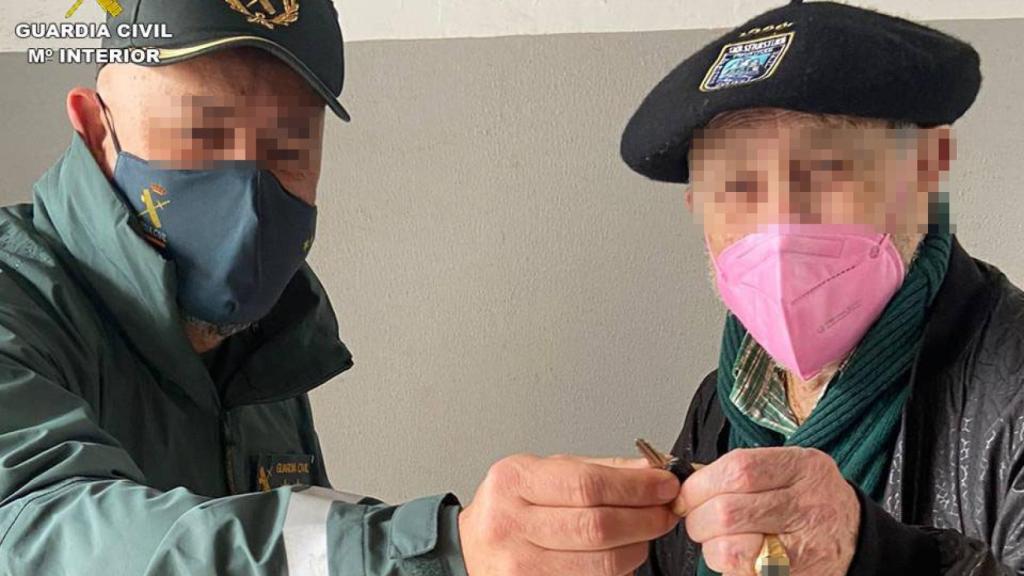 Un agente de la Guardia Civil detiene al anciano las llaves de su vehículo eléctrico.