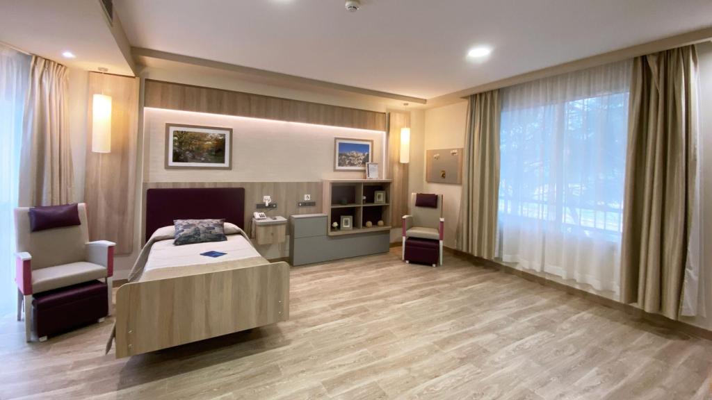 Una de las amplias y luminosas habitaciones de la residencia Orpea Punta Galea.