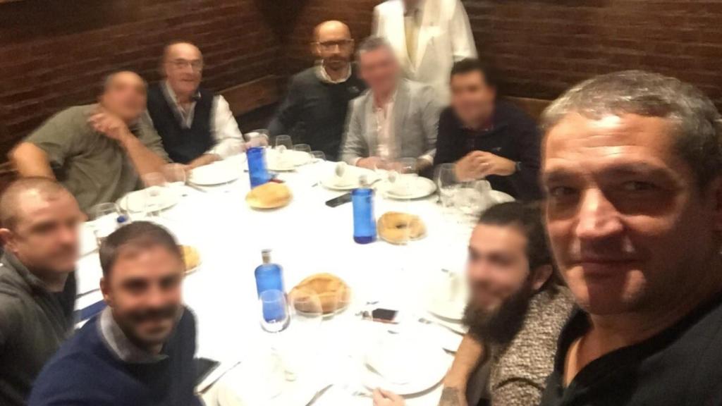 Gustavo González y Diego Arrabal junto al policía investigado.