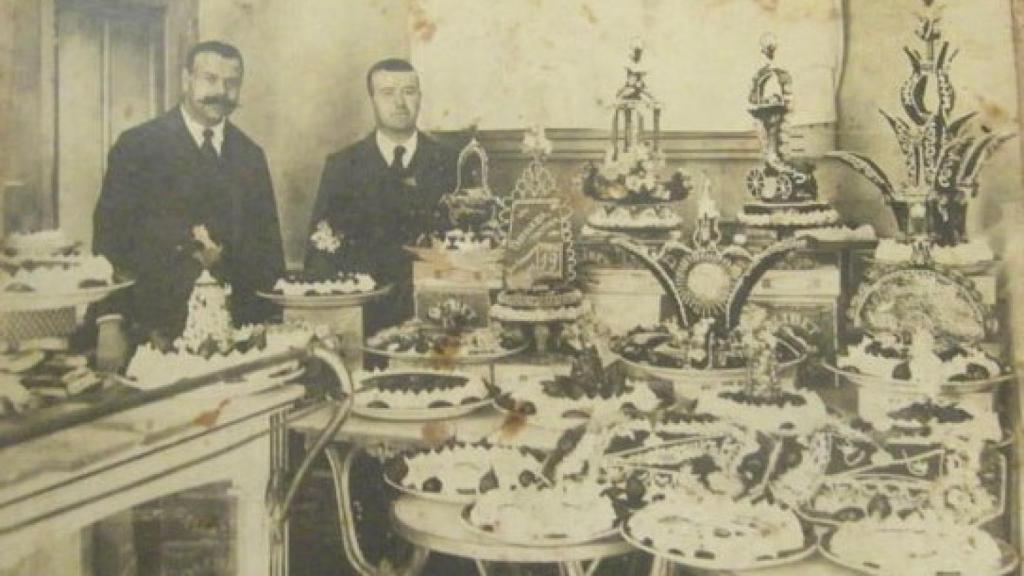 Los hermanos fundadores, en la pastelería a principios del siglo XX.