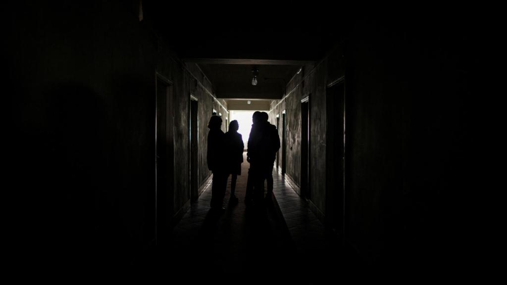 Refugiados charlan en el pasillo de un refugio cerca de Lviv.