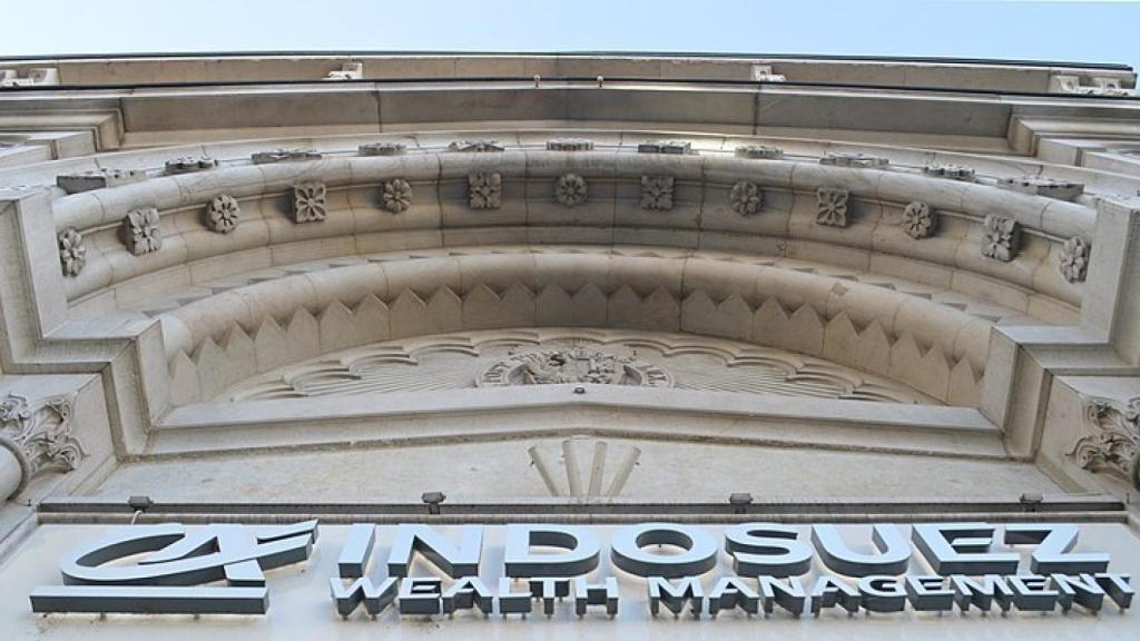 Logotipo de Indosuez WM en unas oficinas del grupo.