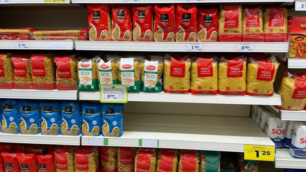 Parte de un estante de macarrones, vacío.