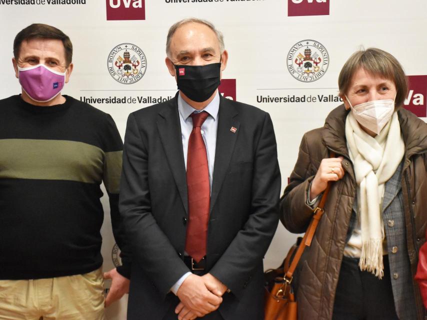De izquierda a derecha: Ivan Sopushynkyy, Antonio Largo y Lyudmyla D. Zahvoyska