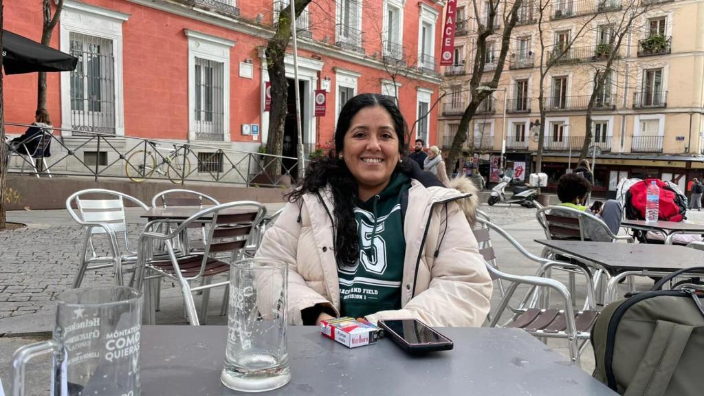 Gina, fumadora en una terraza de Madrid.