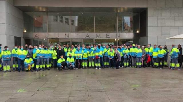 Empleados de los Servicios Municipales de San Vicente del Raspeig frente al Ayuntamiento.