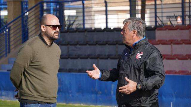 Kiko Lacasa con el entrenador de La Nucía, César Ferrando.