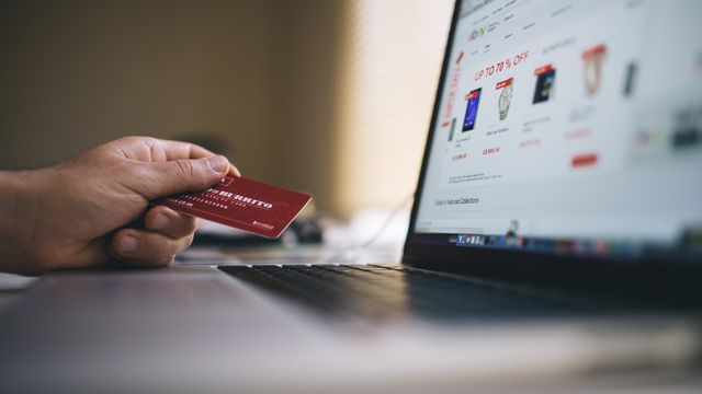 Un usuario realiza una compra online.