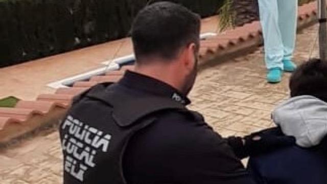 El policía local que auxilió al joven.