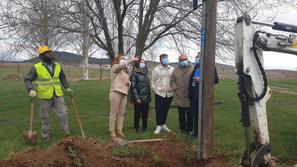 Virginia Barcones visita una instalación de internet ultrarrápido en Fuentecantos (Soria)