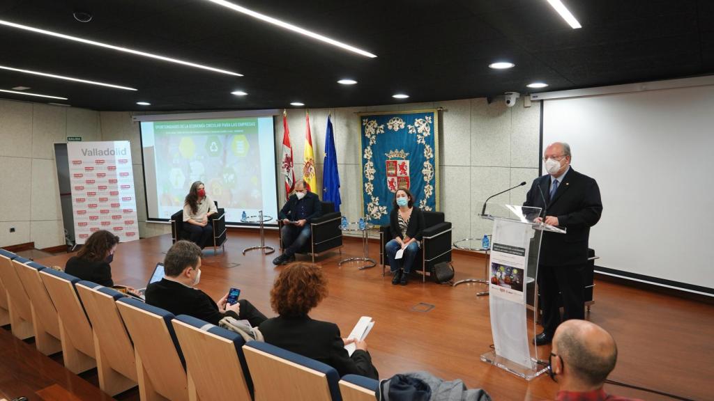 Enrique Cabero en unas jornadas sobre economía circular organizadas por CCOO