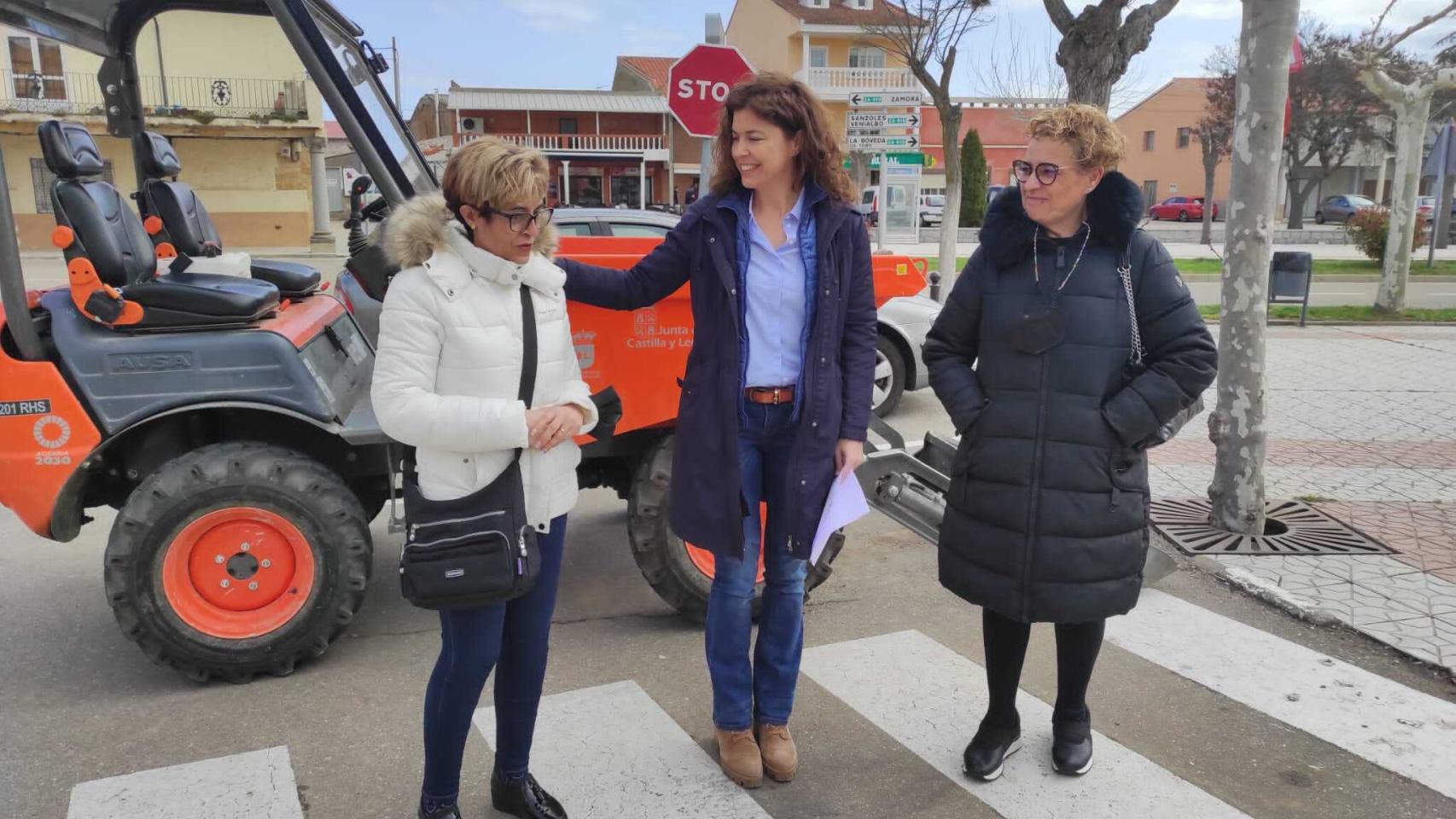 La delegada territorial de la Junta en funciones, Clara San Damián, y la alcaldesa de Moraleja del Vino, Eva Calvo