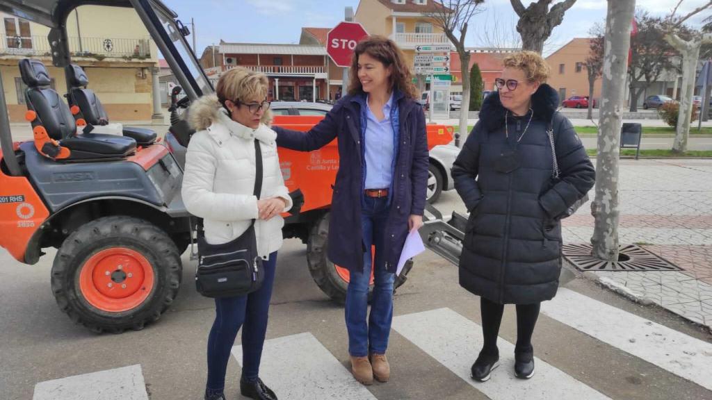 La delegada territorial de la Junta en funciones, Clara San Damián, y la alcaldesa de Moraleja del Vino, Eva Calvo