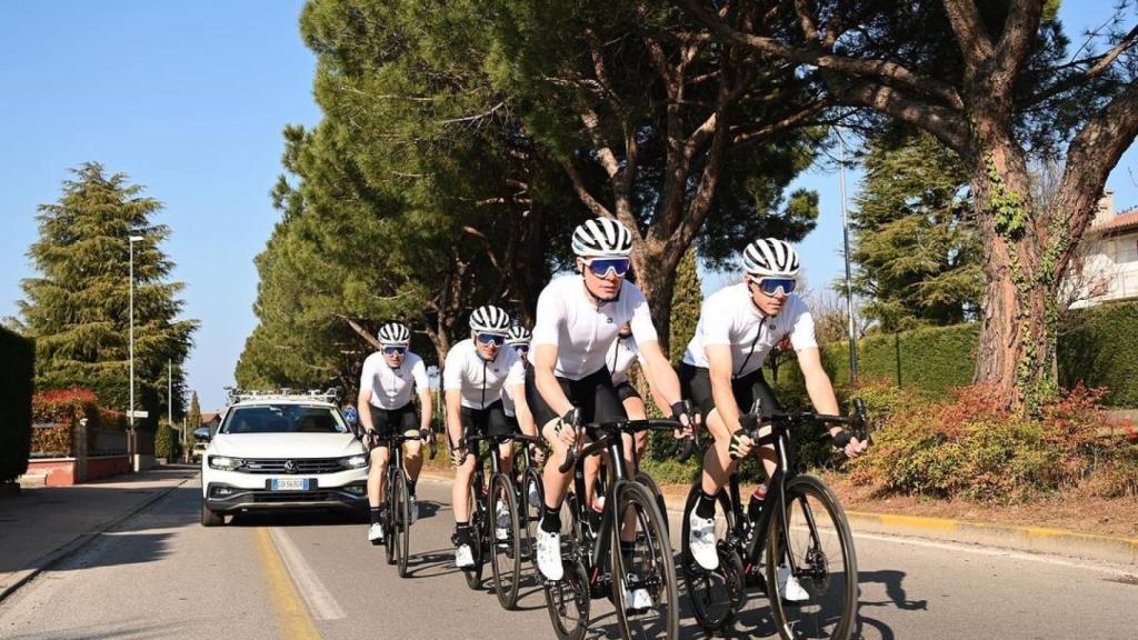 El equipo ciclista RusVelo durante un entrenamiento con sus nuevos colores