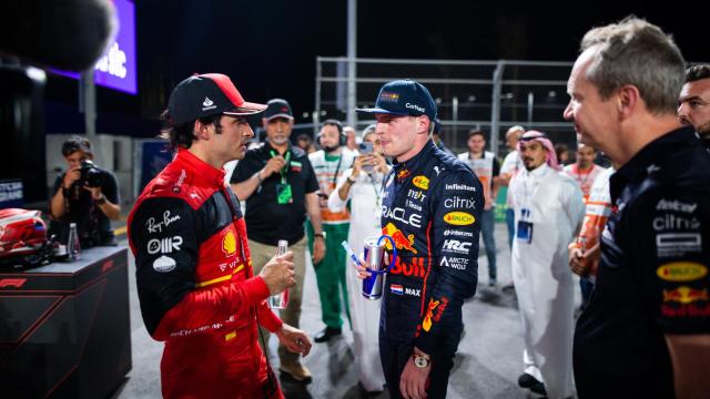 Carlos Sainz y Max Verstappen dialogan tras el Gran Premio de Arabia Saudí en Jeddah