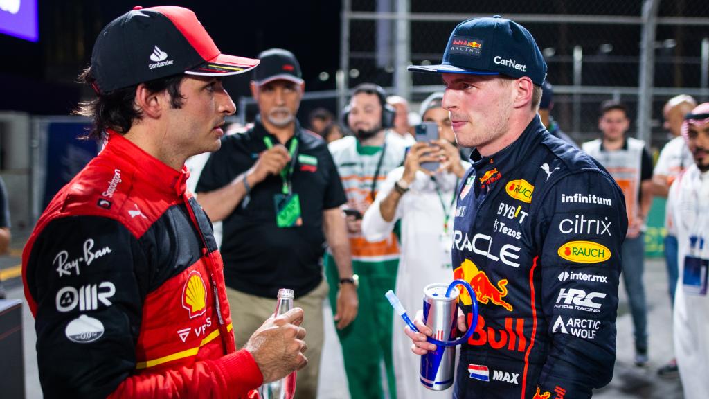 Carlos Sainz y Max Verstappen dialogan tras el Gran Premio de Arabia Saudí en Jeddah