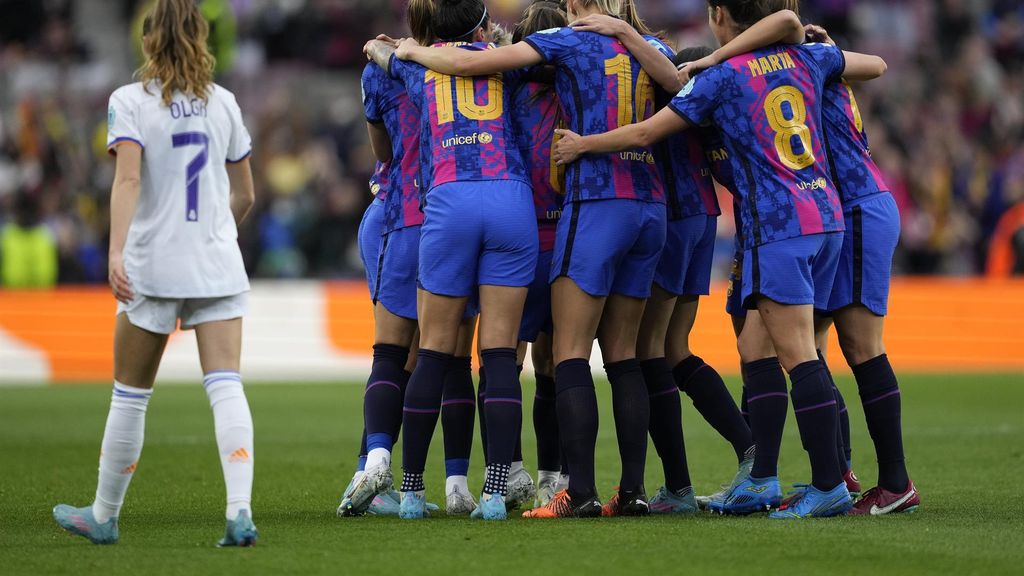 Las jugadoras del Barcelona Femenino celebran un gol en El Clásico femenino