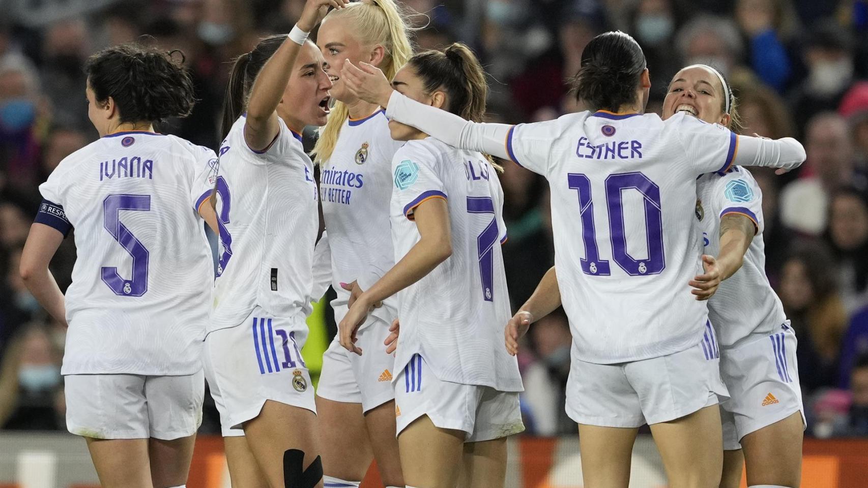 Piña de las jugadoras del Real Madrid Femenino para celebrar el gol de Claudia Zornoza en El Clásico femenino