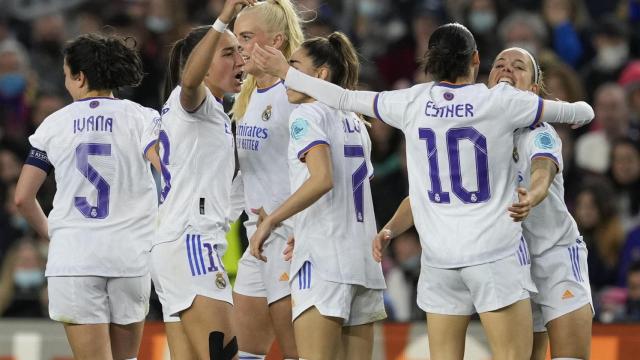 Piña de las jugadoras del Real Madrid Femenino para celebrar el gol de Claudia Zornoza en El Clásico femenino