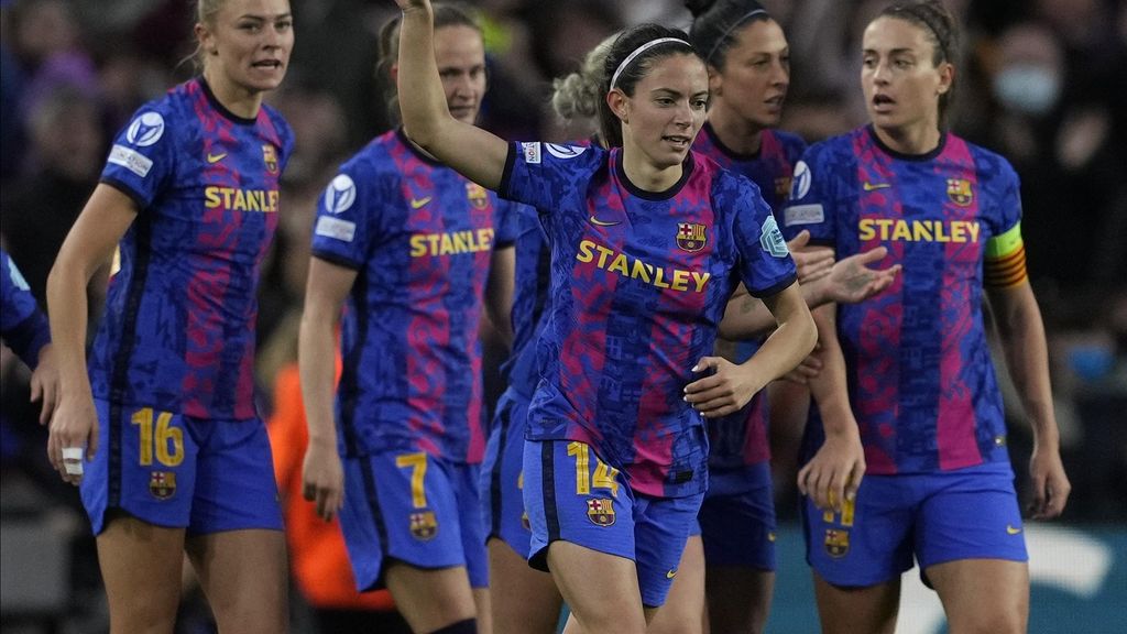 Piña de las jugadoras del Barcelona Femenino para celebrar el gol de Aitana Bonmatí en El Clásico femenino