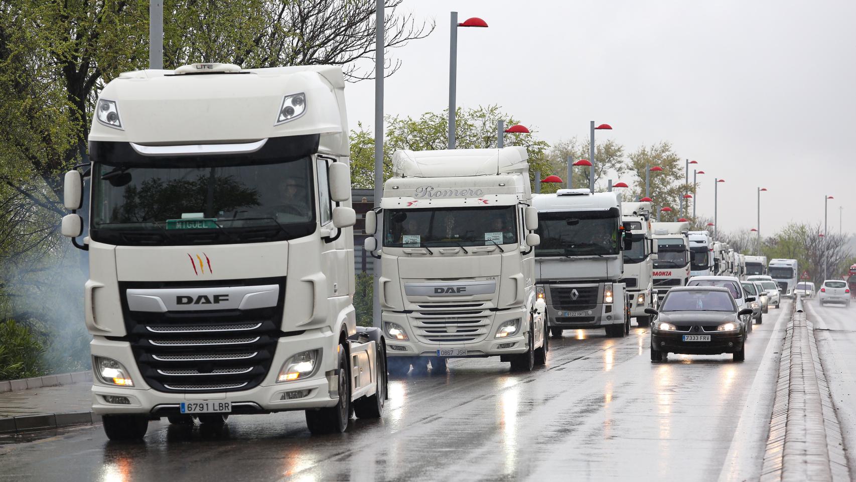 Protestas de camioneros en Toledo a bordo de sus vehículos.