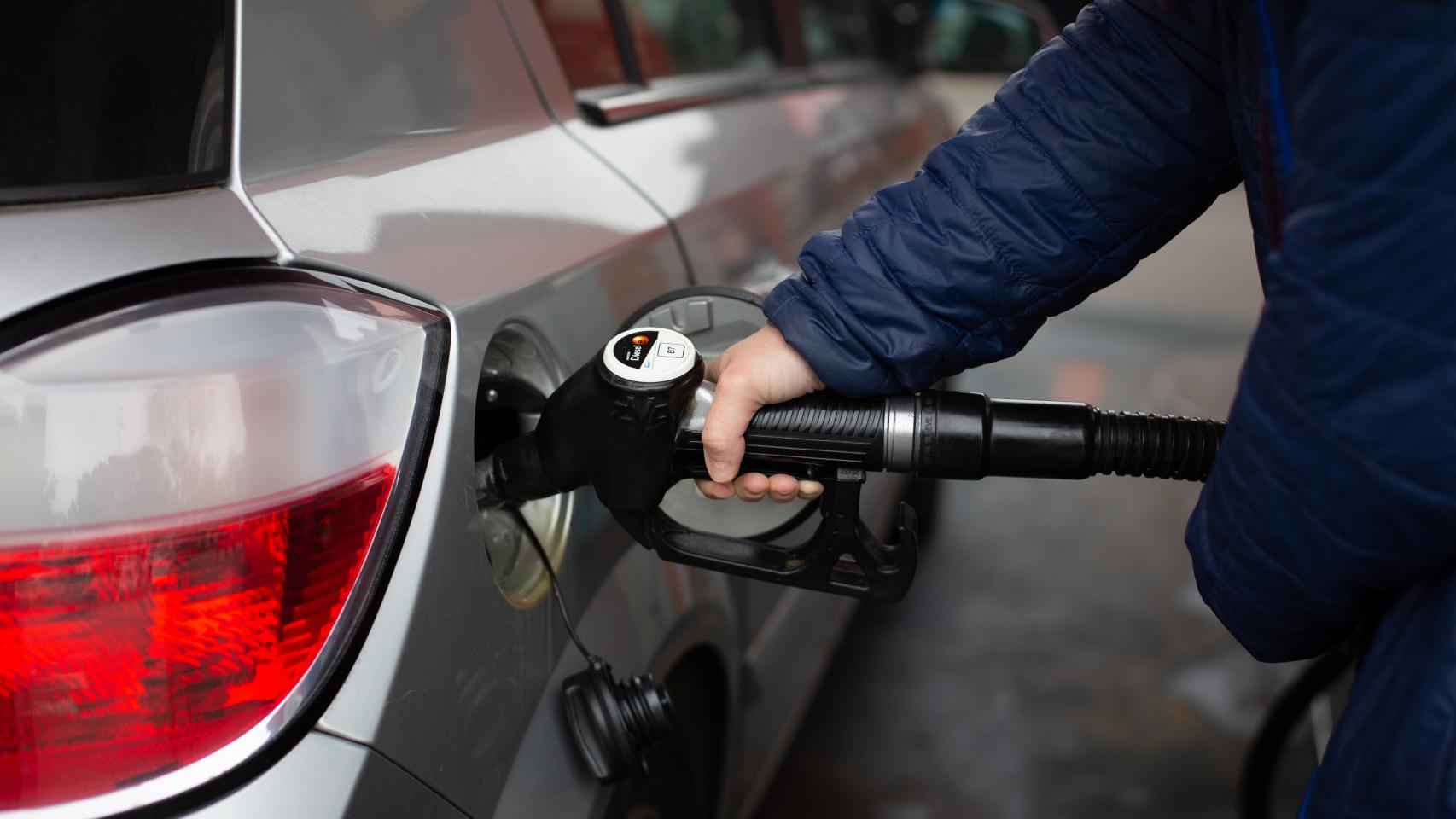 Un hombre reposta gasolina en una gasolinera