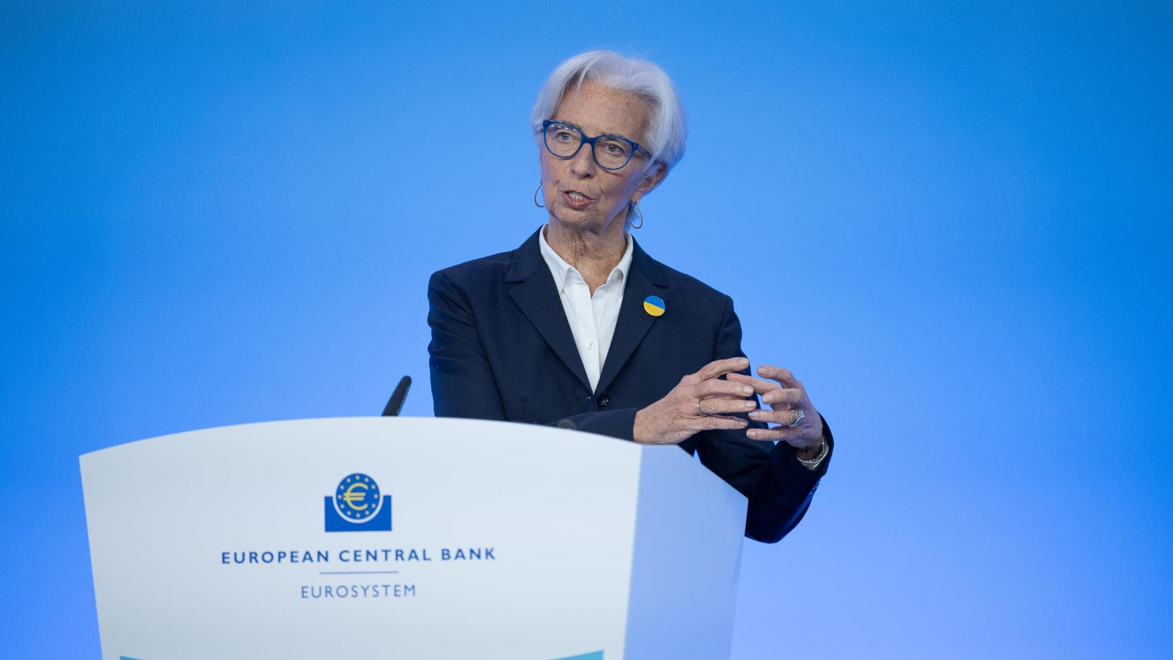 Christine Lagarde lució un pin con la bandera ucraniana durante la última rueda de prensa del BCE