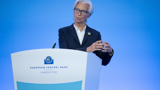 Christine Lagarde lució un pin con la bandera ucraniana durante la última rueda de prensa del BCE