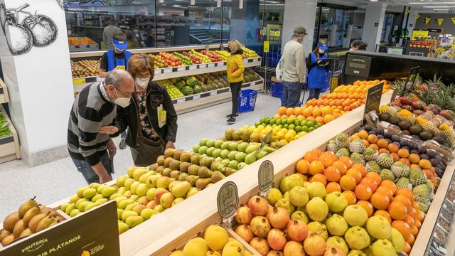 Sección de frutería en un supermercado.