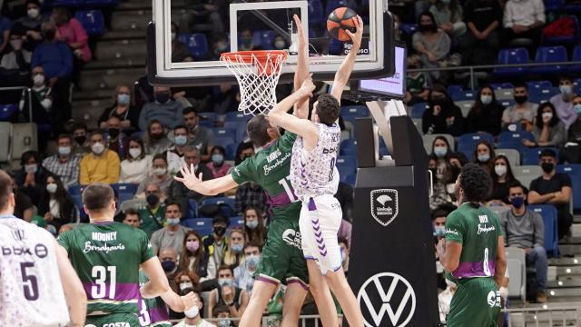 Dejan Kravic intenta taponar a Álex Reyes.