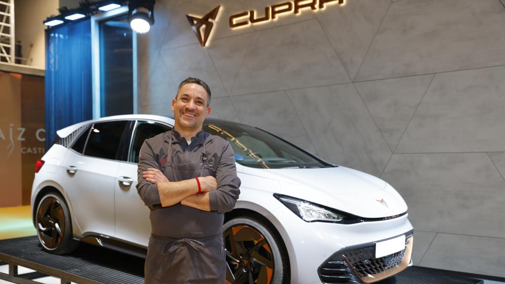 El cocinero Alberto Ferruz con el Cupra Born en Madrid Fusión.