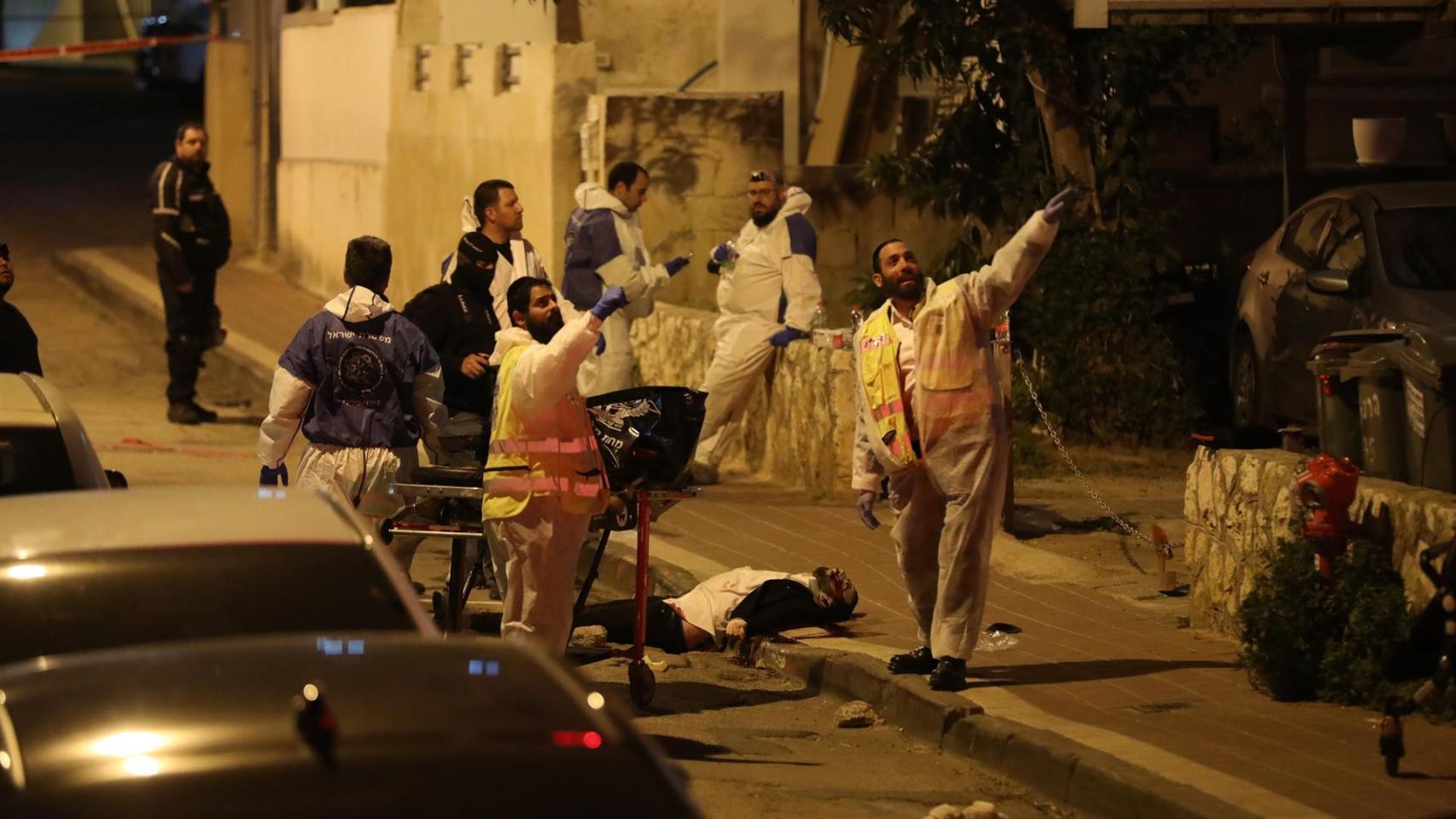 Uno de los cinco fallecidos tendido en el suelo en Bnei Brak, en Israel. Efe