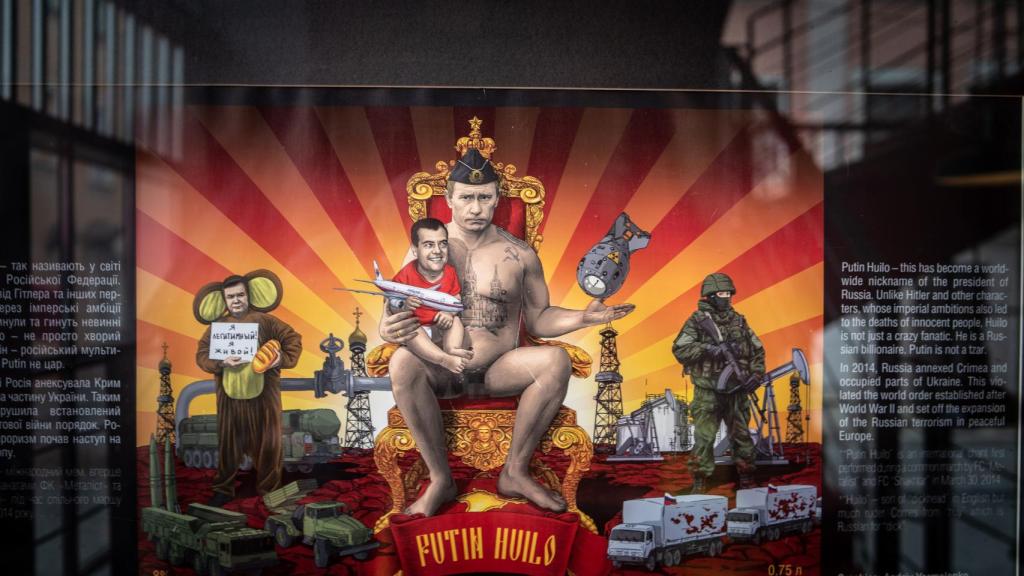 El logo y lema de la cerveza más famosa de la compañía. En la imagen, también aparecen el expresidente ruso Medvedev y el exmandatario ucraniano Yanukovych.