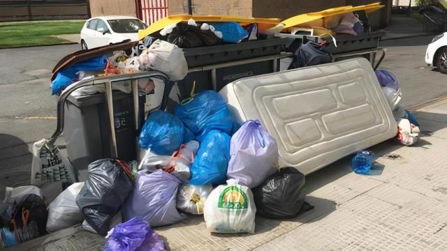 Basura acumulada este miércoles en el barrio de Adormideras