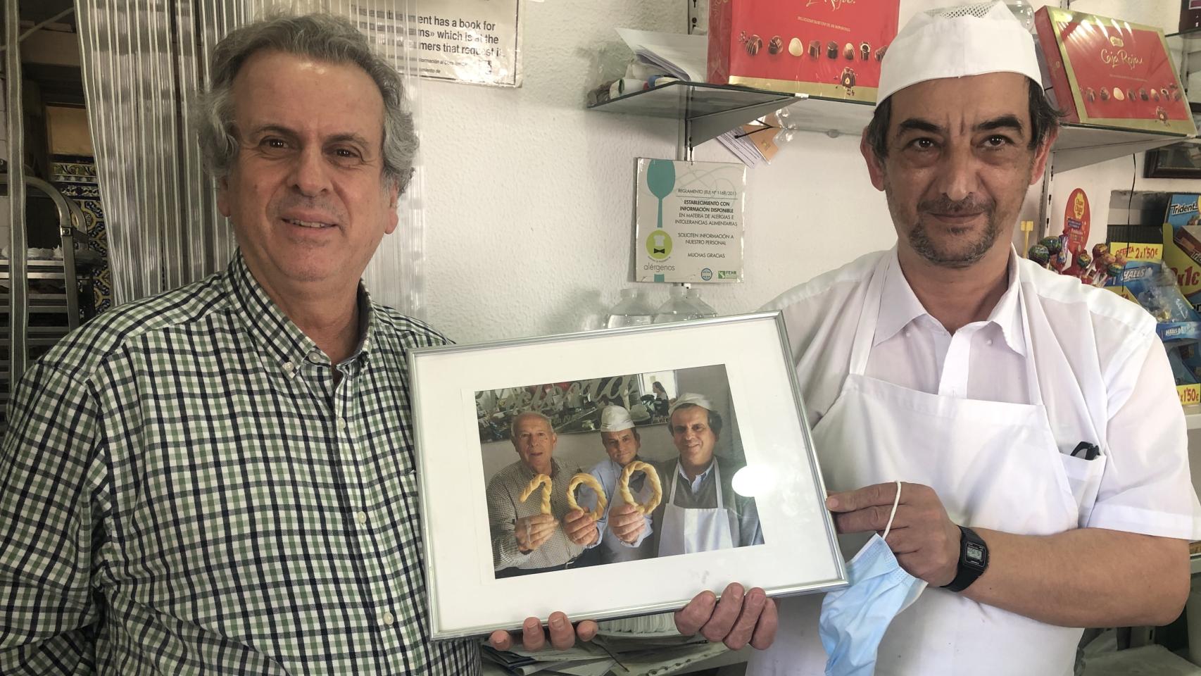 Tres generaciones de la familia Del Águila, contra viento y marea y ahora, con la misma inflación de 1985.