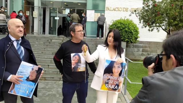 Nora, en una imagen cedida por su familia, este miércoles, en los juzgados de Cartagena, mostrando una cánula para lipoesculturas.