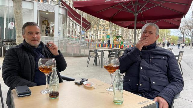 Jesús y Juan Carlos, en una terraza en el centro de Madrid.